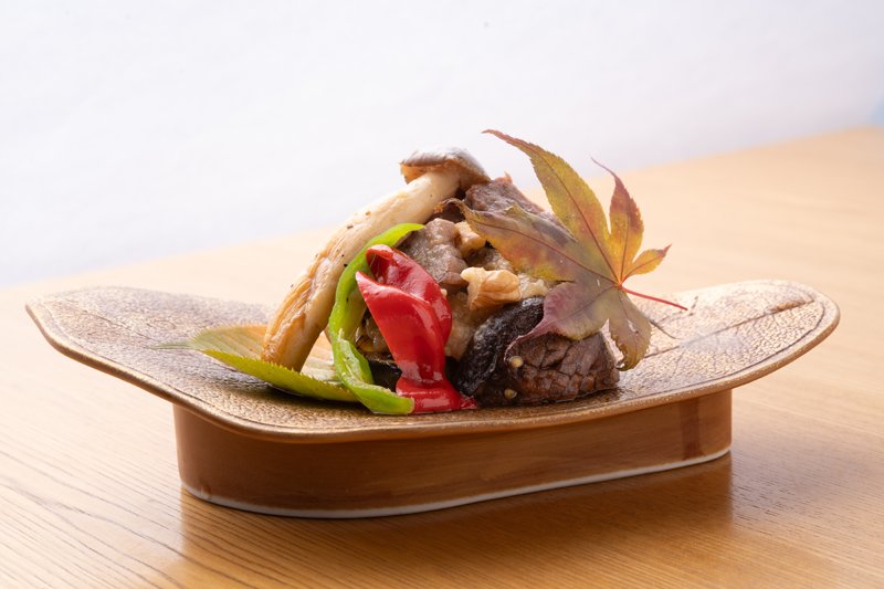 肉と彩りのある野菜を盛り付けた一皿