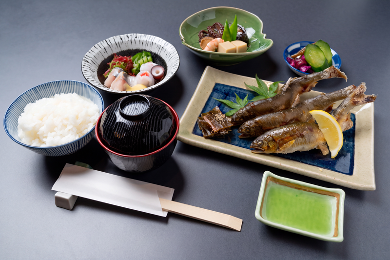 焼き魚にご飯、汁物、小鉢を添えた昼のコース料理