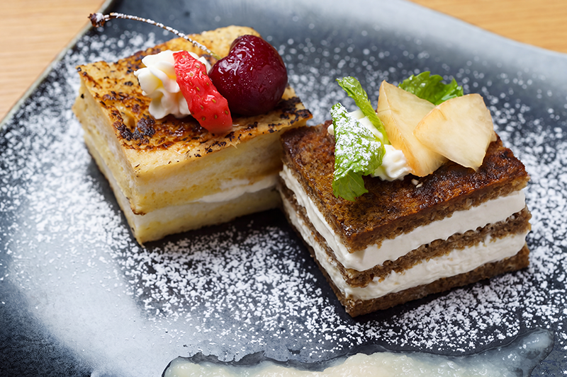 クリームとフルーツを添えた焼き目のあるスイーツ
